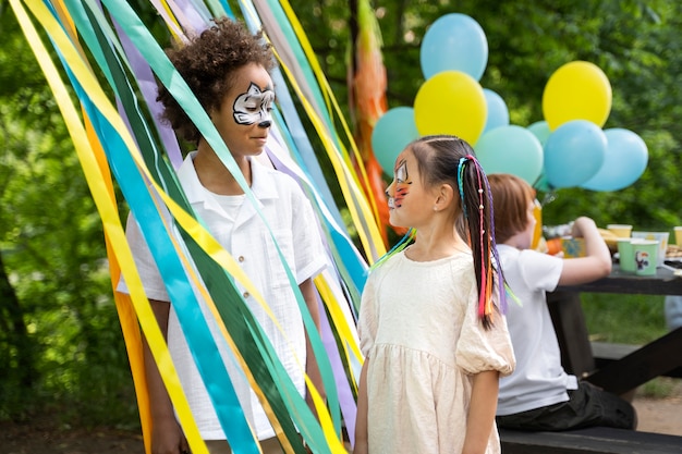 Photo gratuite enfants s'amusant à la fête de la jungle