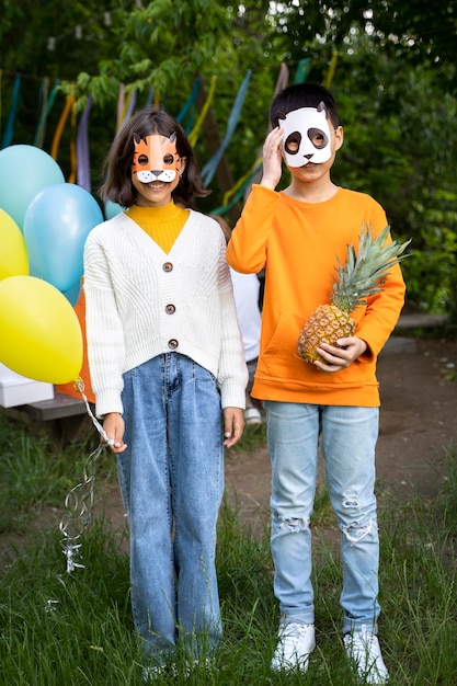 Enfants s'amusant à la fête de la jungle