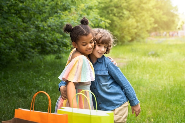 Enfants s'amusant à la fête de la jungle