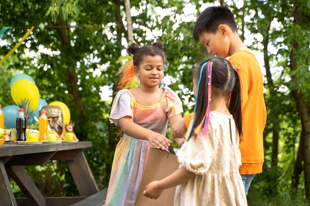 Enfants s'amusant à la fête de la jungle