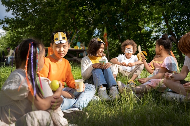 Photo gratuite enfants s'amusant à la fête sur le thème de la jungle