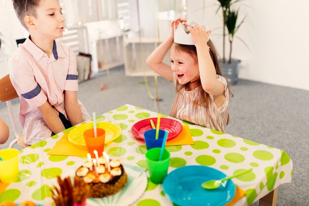 Enfants s&#39;amusant sur la fête