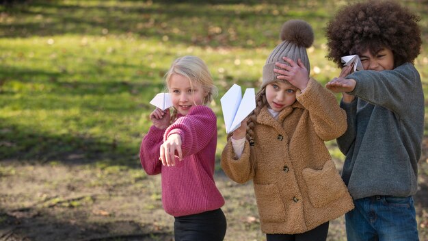 Enfants s'amusant avec des jeux traditionnels