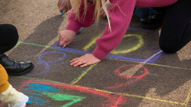 Enfants s'amusant avec des jeux traditionnels