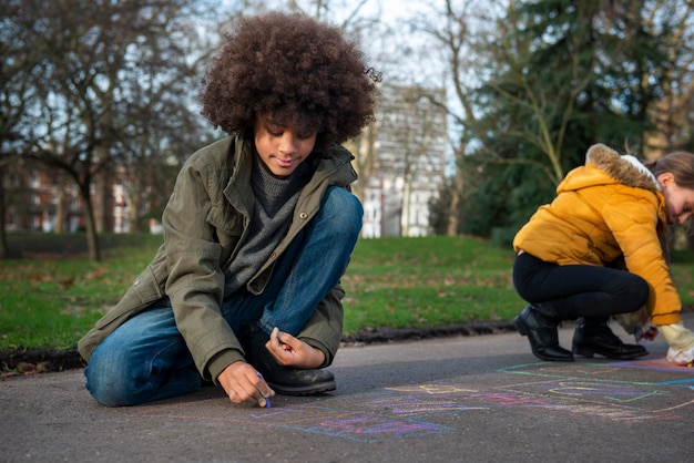 Photo gratuite enfants s'amusant avec des jeux traditionnels