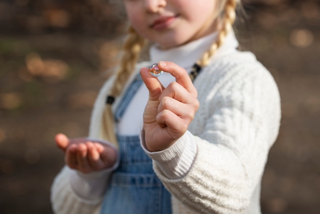 Photo gratuite enfants s'amusant avec des jeux traditionnels