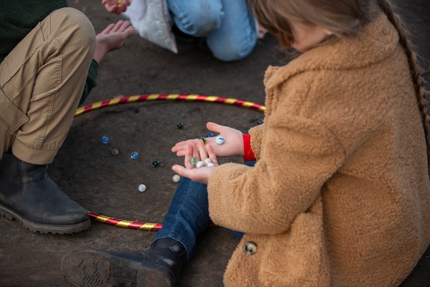 Enfants s'amusant avec des jeux traditionnels