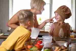 Photo gratuite les enfants s'amusent à cuisiner à la maison