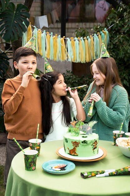 Les enfants s'amusent à la fête sur le thème de la jungle