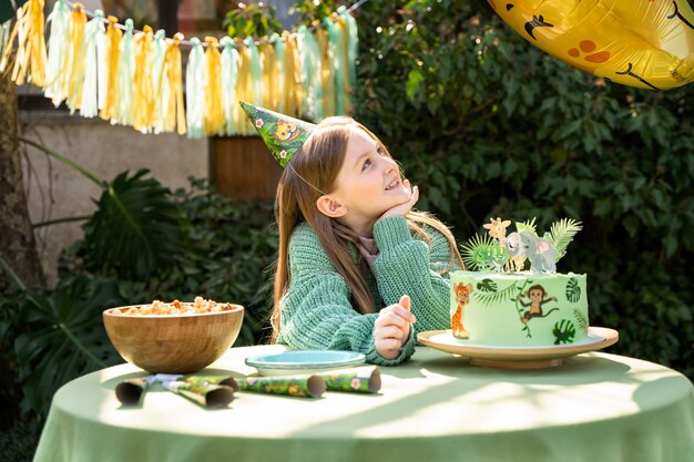 Les enfants s'amusent à la fête sur le thème de la jungle