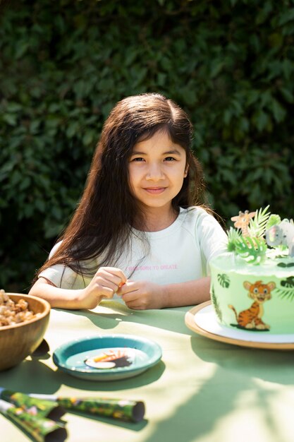 Les enfants s'amusent à la fête sur le thème de la jungle