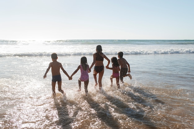 Photo gratuite les enfants s'amusent à la plage