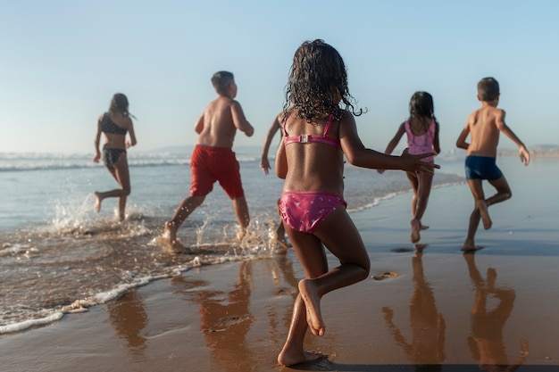 Les enfants s'amusent à la plage