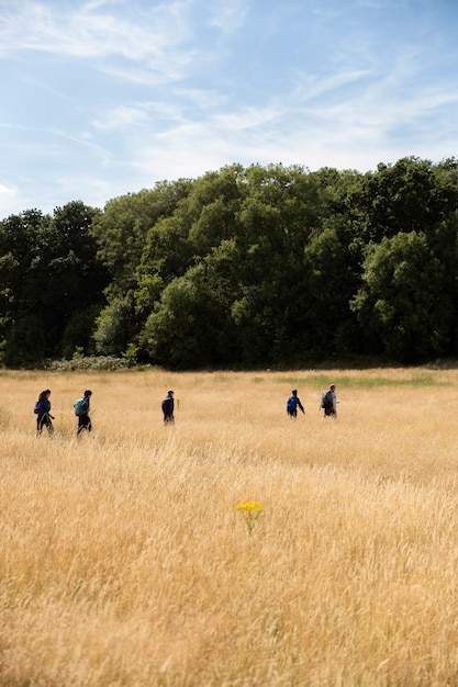 Les enfants s'amusent en tant que scouts