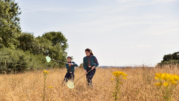 Photo gratuite les enfants s'amusent en tant que scouts