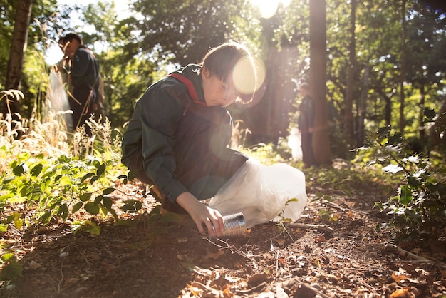 Les enfants s'amusent en tant que scouts