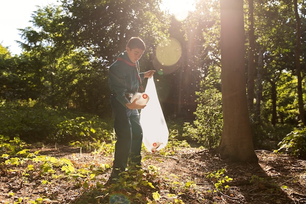 Les enfants s'amusent en tant que scouts