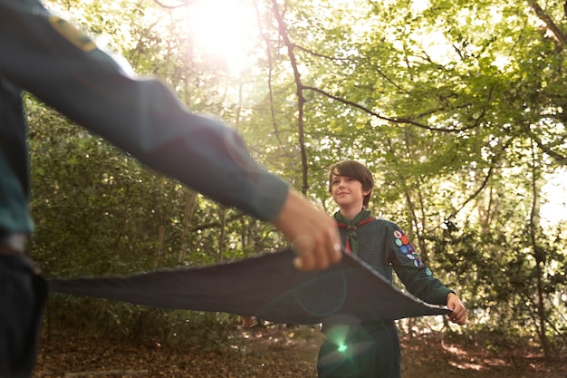 Les enfants s'amusent en tant que scouts