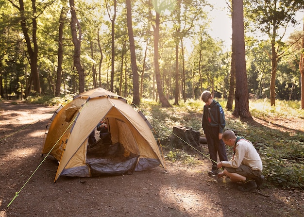 Les enfants s'amusent en tant que scouts