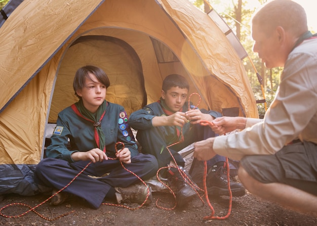 Photo gratuite les enfants s'amusent en tant que scouts