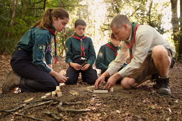 Photo gratuite les enfants s'amusent en tant que scouts