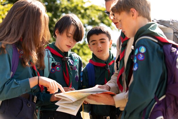 Les enfants s'amusent en tant que scouts