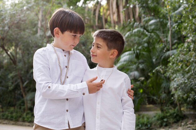 Les enfants se préparent pour leur première communion