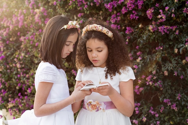 Les enfants se préparent pour leur première communion