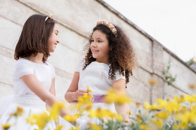 Photo gratuite les enfants se préparent pour leur première communion