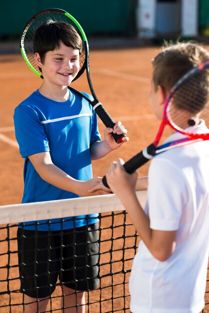 Enfants se serrant la main avant le match