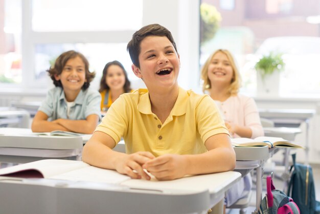 Enfants smiley grand angle en classe