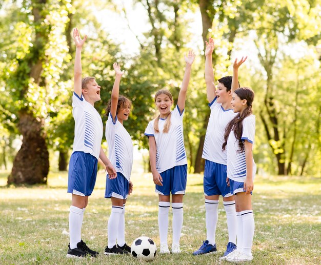 Les enfants sont heureux après avoir remporté un match de football