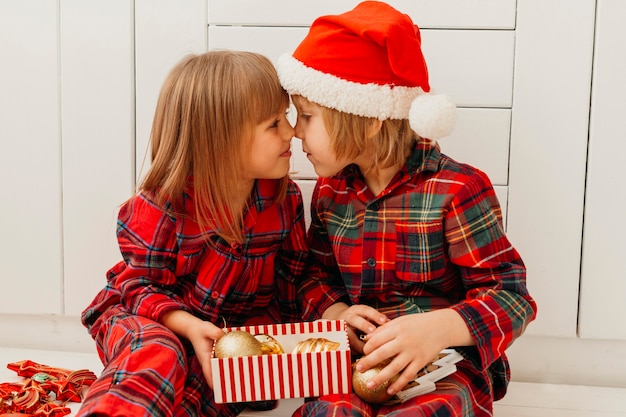 Les enfants sont proches à Noël