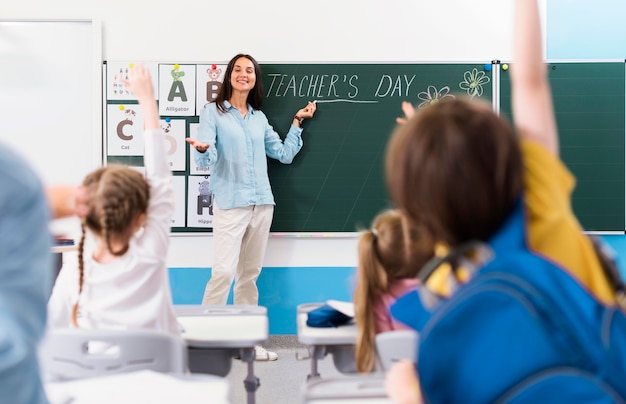 Enfants souhaitant répondre à une question de leur enseignant