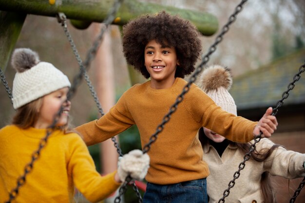 Enfants souriants à coup moyen jouant