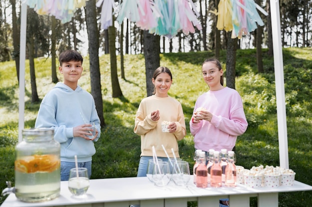 Enfants souriants à coup moyen avec de la limonade