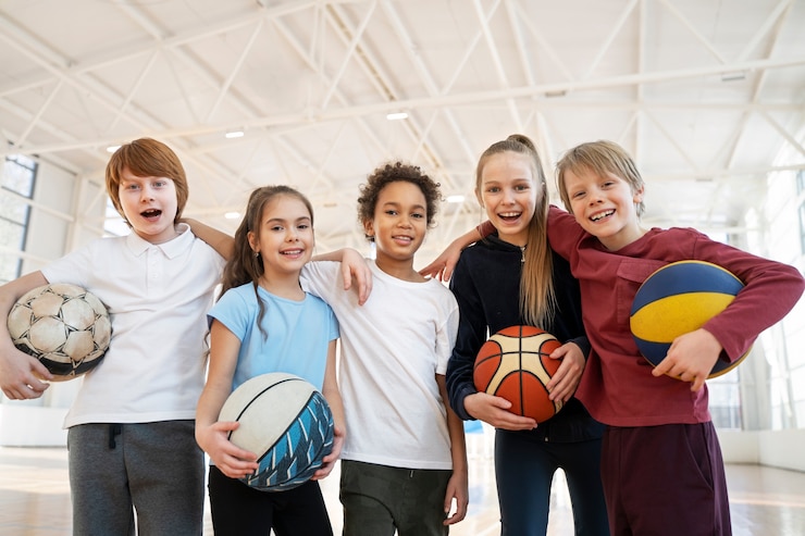 Photo gratuit enfants souriants à coup moyen posant ensemble