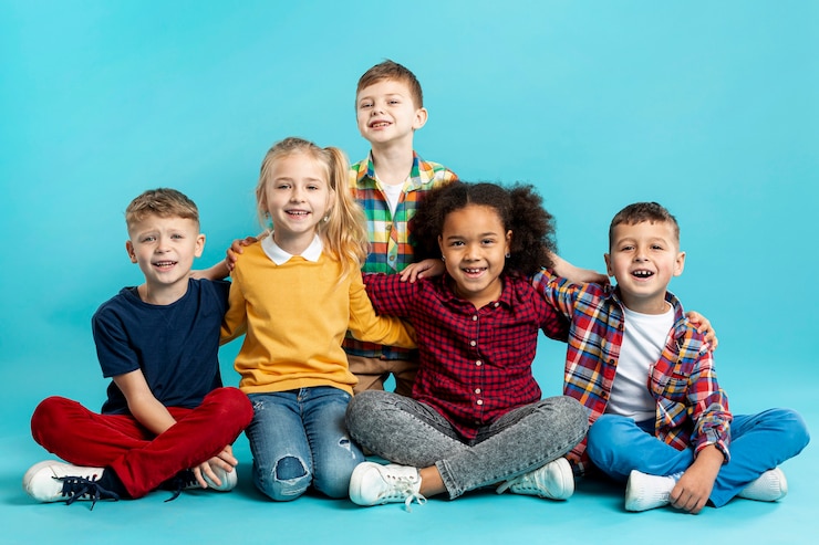 Photo gratuit les enfants souriants lors de la journée du livre