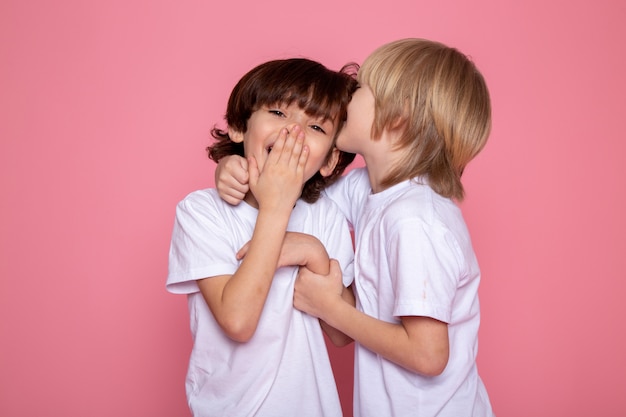 Enfants souriants mignons adorables garçons doux enfant sur baackground rose