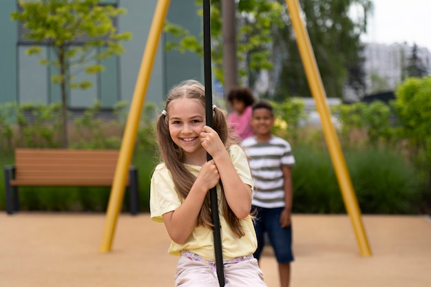 Enfants souriants à plan moyen à l'extérieur