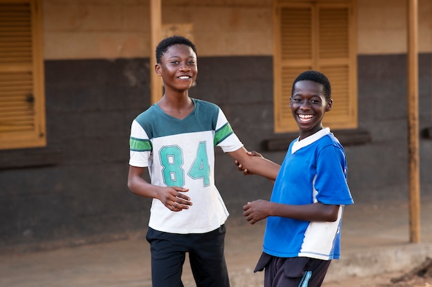 Photo gratuite enfants souriants à plan moyen à l'extérieur