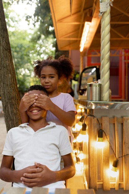 Enfants souriants de plan moyen jouant ensemble