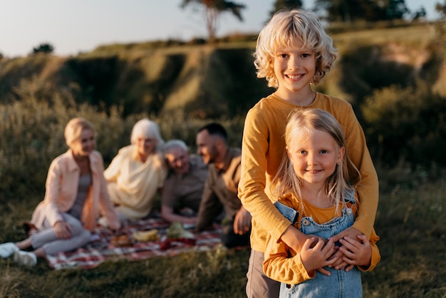 Photo gratuite enfants souriants de plan moyen posant