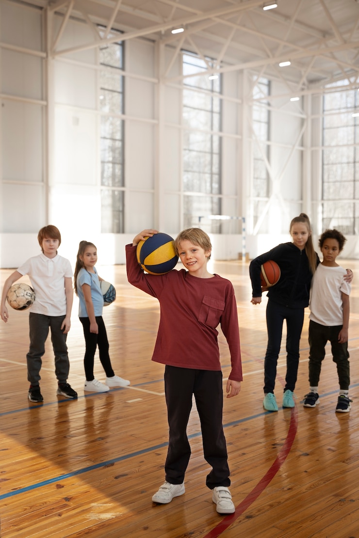 Photo gratuit enfants sportifs au gymnase plein coup