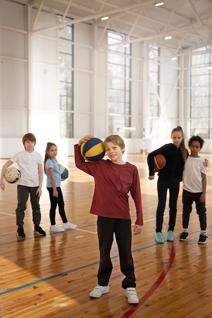 Enfants sportifs au gymnase plein coup