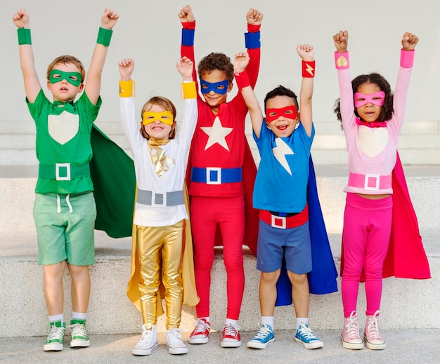 Photo gratuite enfants super-héros avec des super pouvoirs