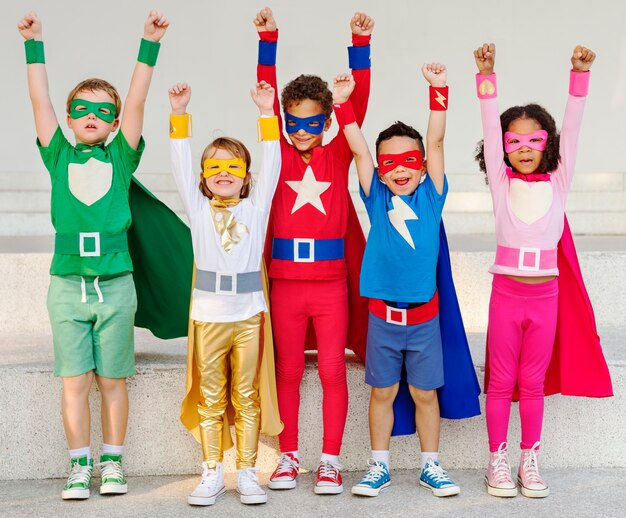 Enfants super-héros avec des super pouvoirs