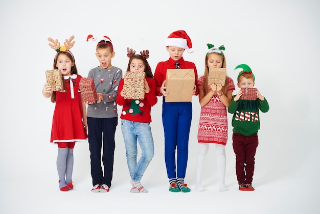 Enfants surpris en regardant leur cadeau de Noël