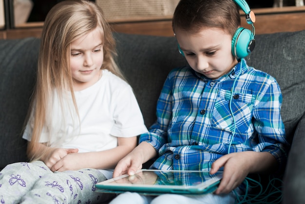 Enfants avec tablette