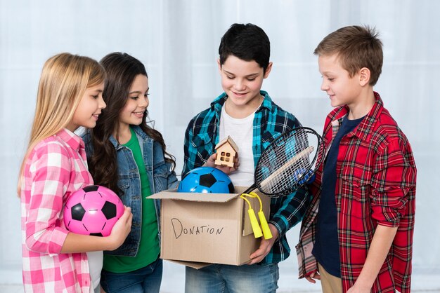 Enfants tenant une boîte de dons